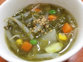鶏を湯がいた後のめかぶスープ